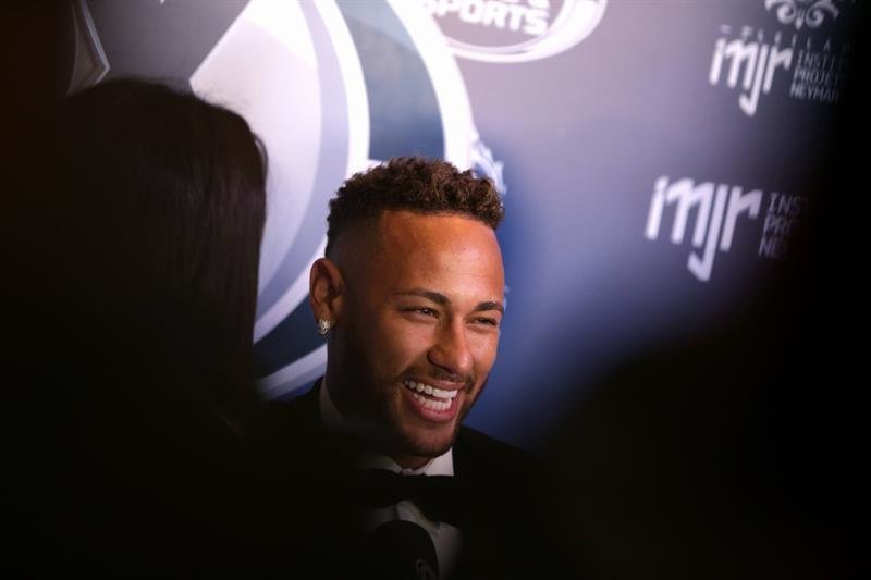 El futbolista brasileño Neymar asiste a la segunda subasta de beneficencia organizada por el Instituto 'Neymar'