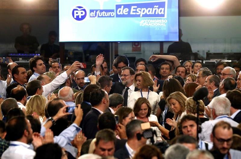 El expresidente del Gobierno Mariano Rajoy (c), junto a la exministra de Defensa María Dolores de Cospedal (c), a su llegada a la celebración del Congreso Nacional del Partido Popular