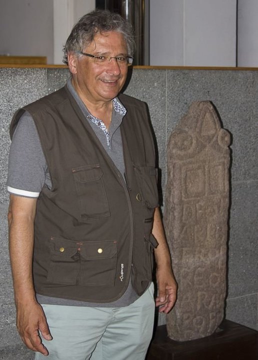 André Pena, no Concello de Cangas, ante a réplica dunha das aras de Donón, actualmente depositadas no Museo Provincial.