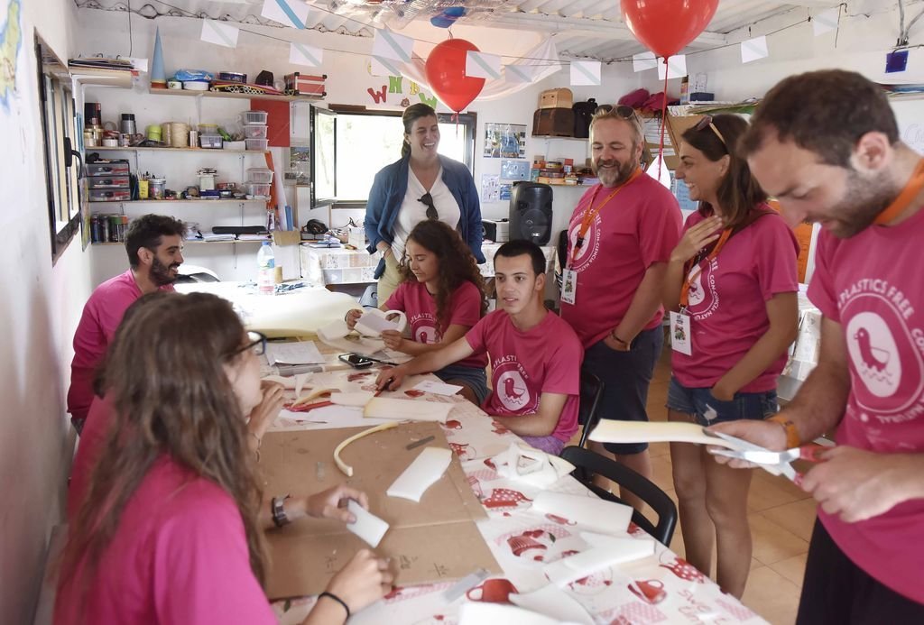 Cecilia Vázquez comprobó los trabajos que realizan los jóvenes voluntarios que durante el verano colaboran en la preservación del entorno de Cíes.