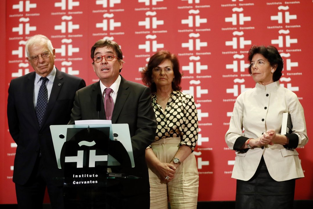 Luis García Montero, en su toma de posesión, en presencia de los ministros Borrell, Calvo y Celaá.