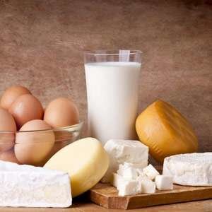 La vitamina A está presente en alimentos como huevos, mantequilla y lácteos.