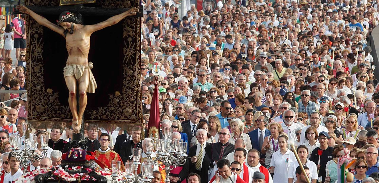 Decenas de miles de fieles acompañaron la imagen del Cristo de la Victoria en la procesión por el Casco Vello y el centro. En la imagen, la multitud en el recorrido por el Berbés.  // JV Landín