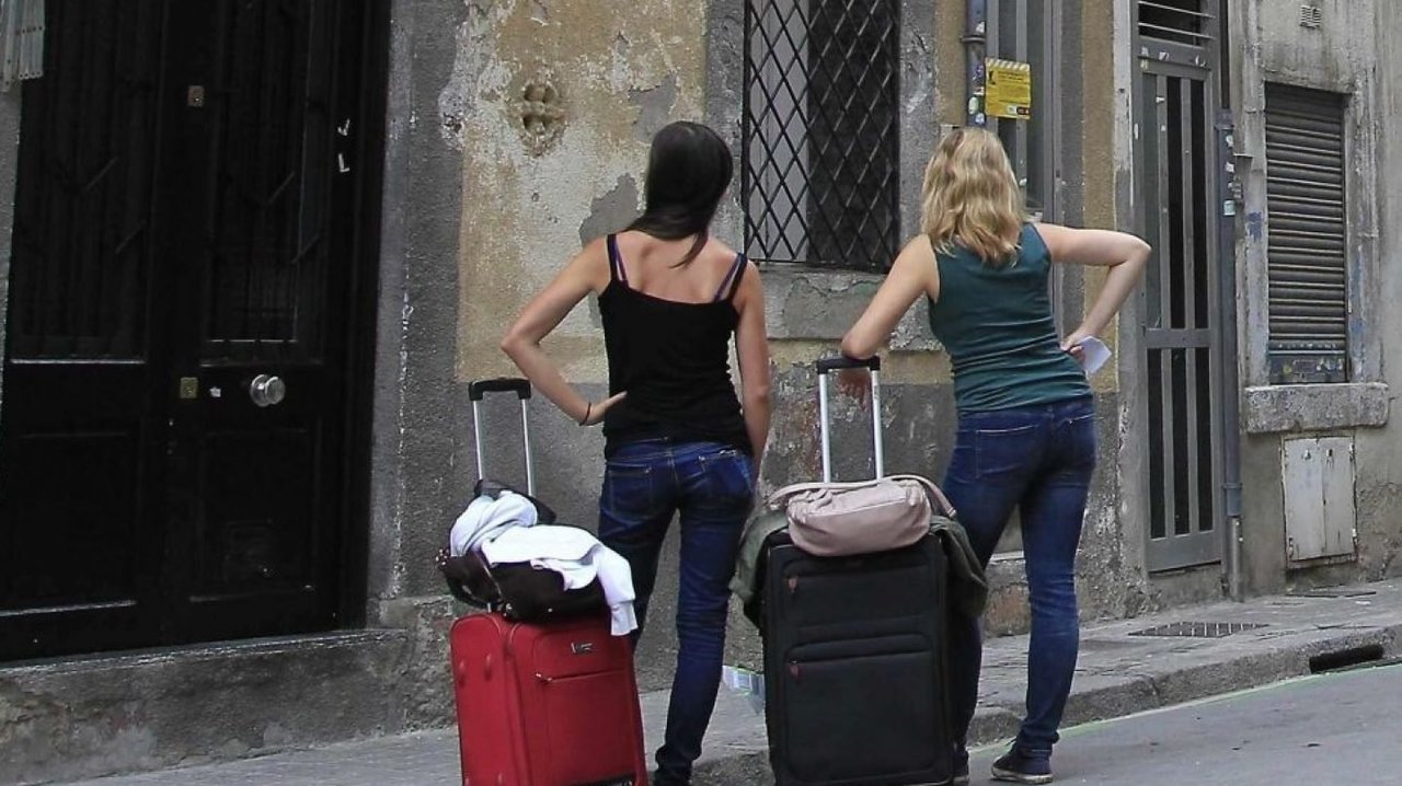 Dos usuarias esperan para entrar en una vivienda turística.