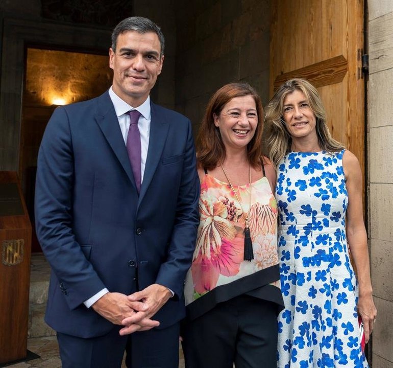 El presidente del Gobierno, Pedro Sánchez (i), y su esposa Begoña Gómez (d), posan junto a la presidenta de Baleares, Francina Armengol (c)