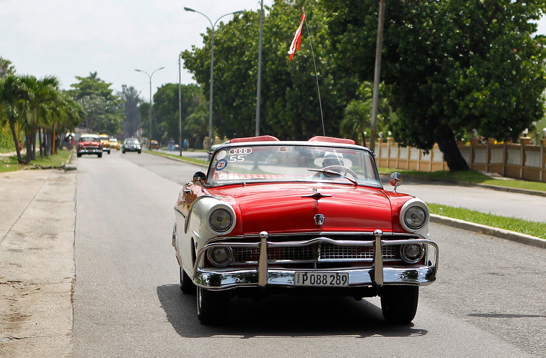 Ramón Mongui, con su viejo Ford de 1956, con el que pasea a turistas por La Habana.