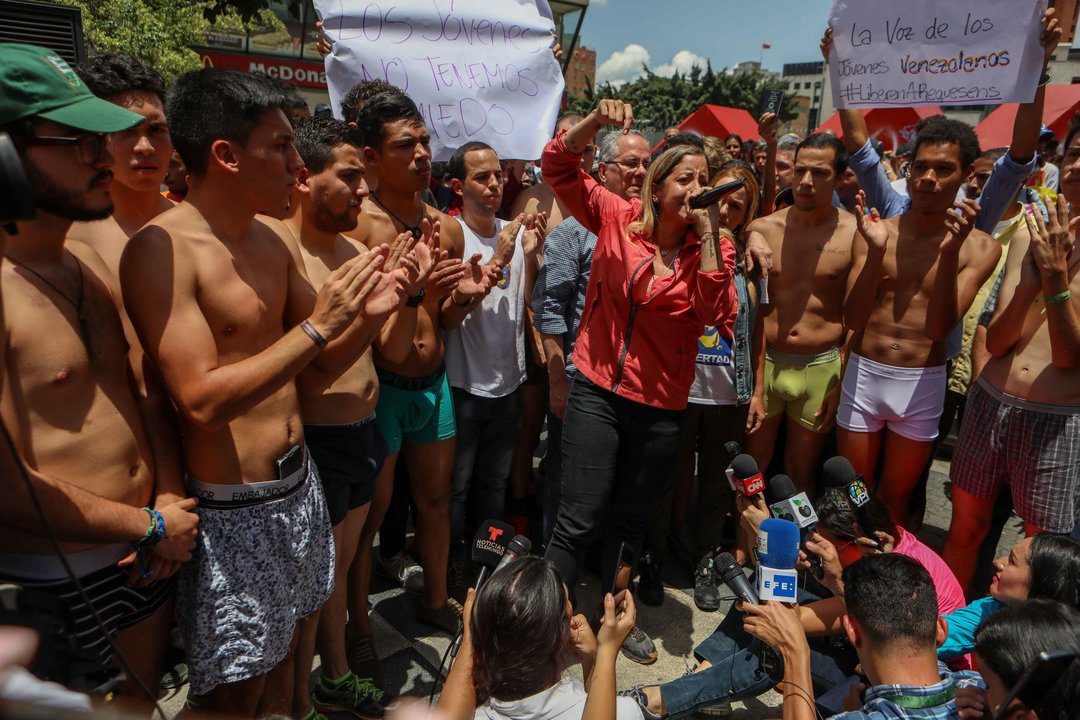 Rafaela Requesens, hermana del diputado, durante una manifestación en su apoyo.