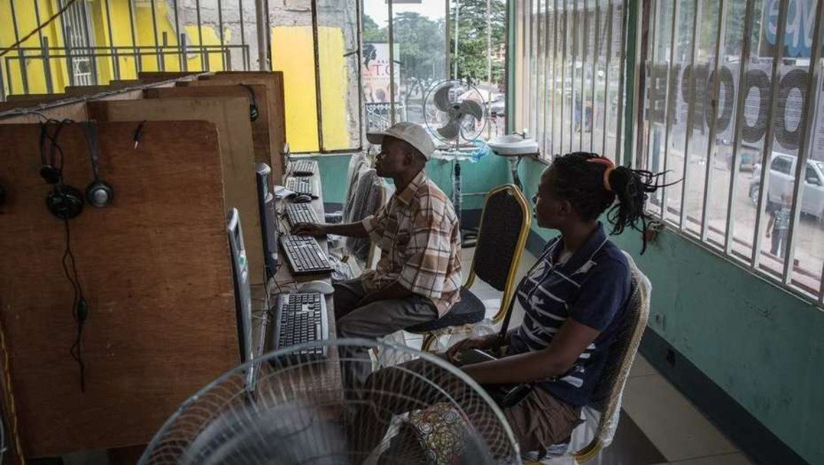 Un café Internet de Kinshasa, en la República Democrática del Congo, país que bloqueó el acceso a redes sociales y el uso de mensajes de texto ante protestas en contra de la reelección de Joseph Kabila, quien se rehúsa a dejar el cargo.