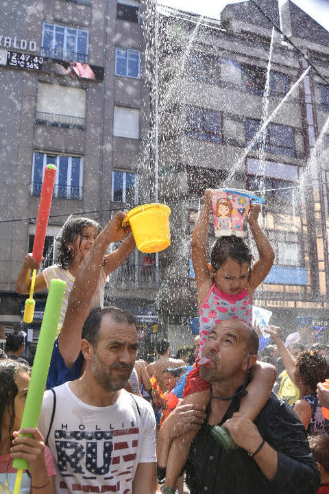 La gente pedía más y más agua durante la popular celebración en Vilagarcía de Arousa. Tanto los bomberos como los vecinos de la &#34;Zona Húmeda&#34; se afanaron en empapar a los asistentes.