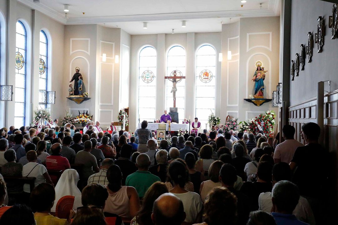 El Colegio Hogar acogió ayer una capilla ardiente y una misa que congregaron mucha gente.