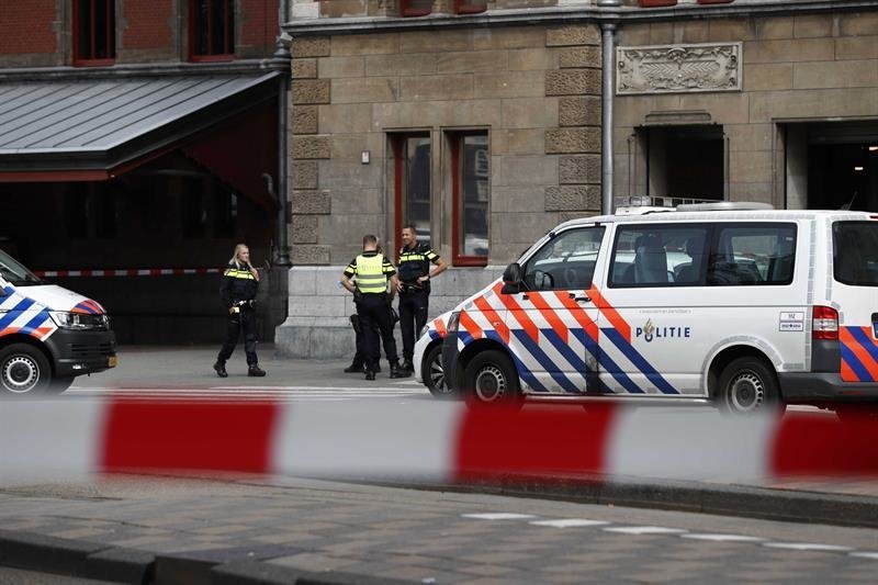 Varios policías montan guardia en la Estación Central de trenes en Amsterdam, Holanda