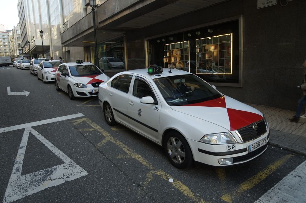 Los taxistas piden que en las humanizaciones se tengan en cuenta las paradas de taxi.
