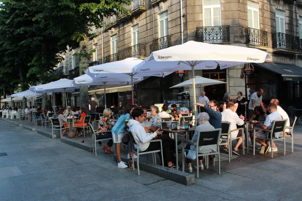 Las cafeterías y las terrazas hasta la llegada del frío alargarían la afluencia de personas con el horario de verano.