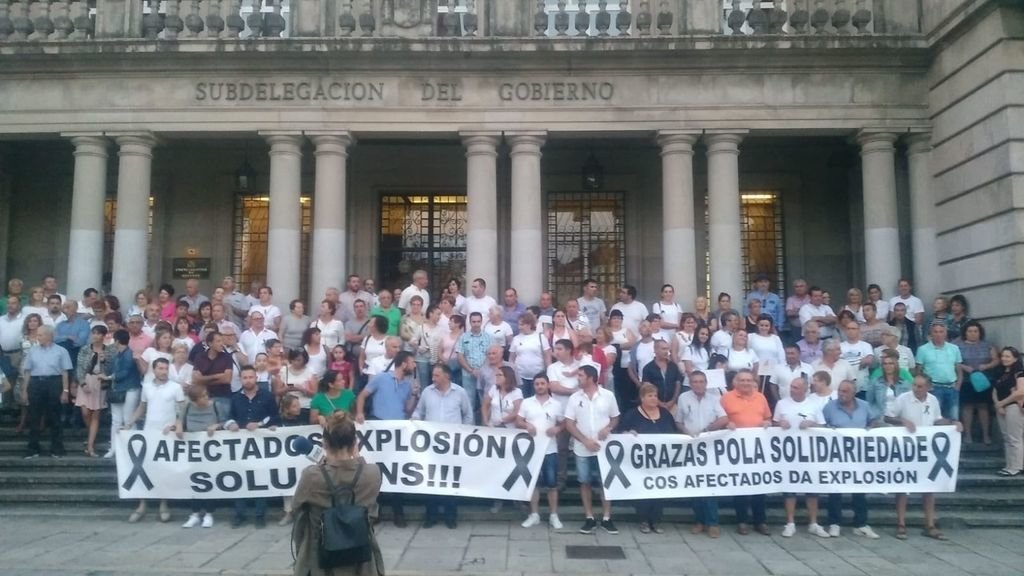 Los vecinos de Paramos y la Corporación tudense, menos e PSOE, se manifestó ayer en Pontevedra.