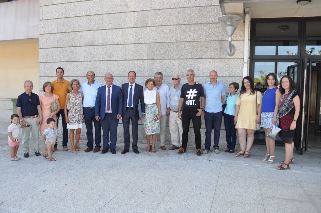 Antonio con amigos y familiares acompañado del alcalde de Pazos el día de su despedida.