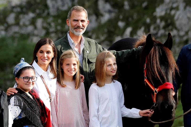 Los reyes Felipe (c) y Letizia (2i), la princesa Leonor (d) y la infanta Sofía (3i)