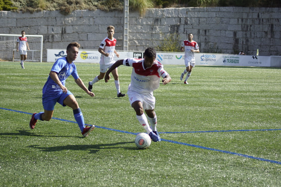 El jugador local Sergio inicia un ataque ante la presión de un futbolista del Covadonga.