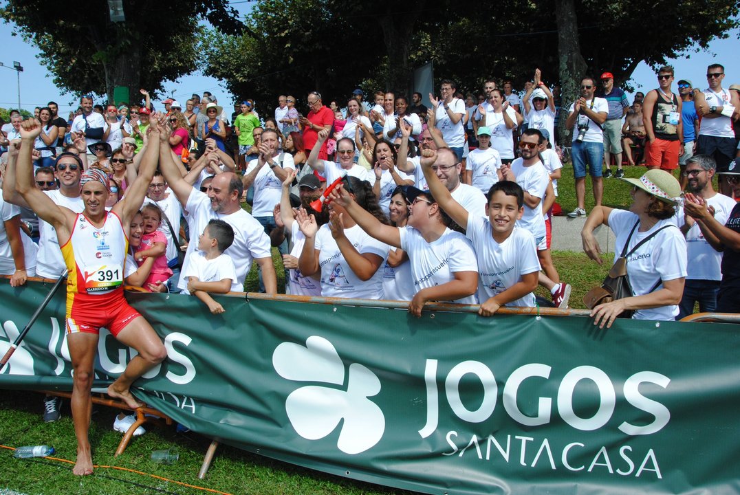 Manu Garrido celebra la plata cosechada ayer junto a los aficionados.