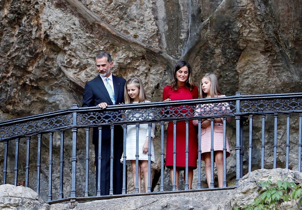 Los Reyes y sus hijas, en la Santa Cueva.
