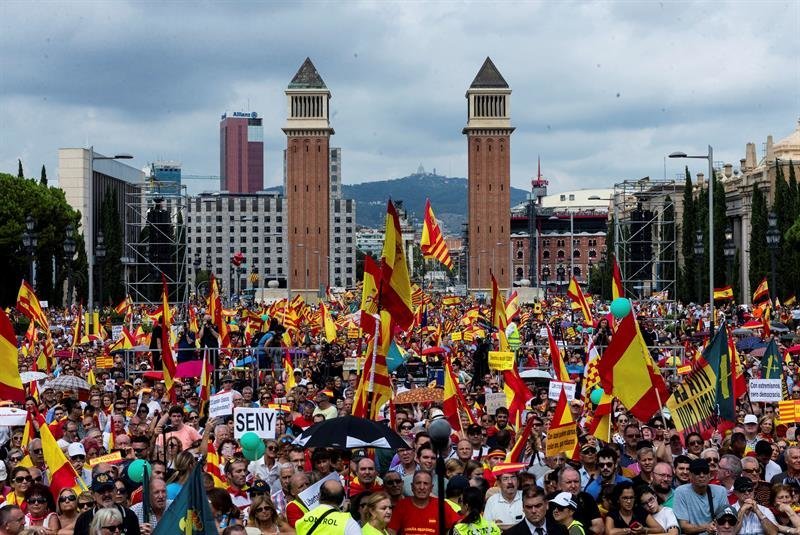 Miles de personas acuden a la manifestación unionista convocada hoy en Barcelona