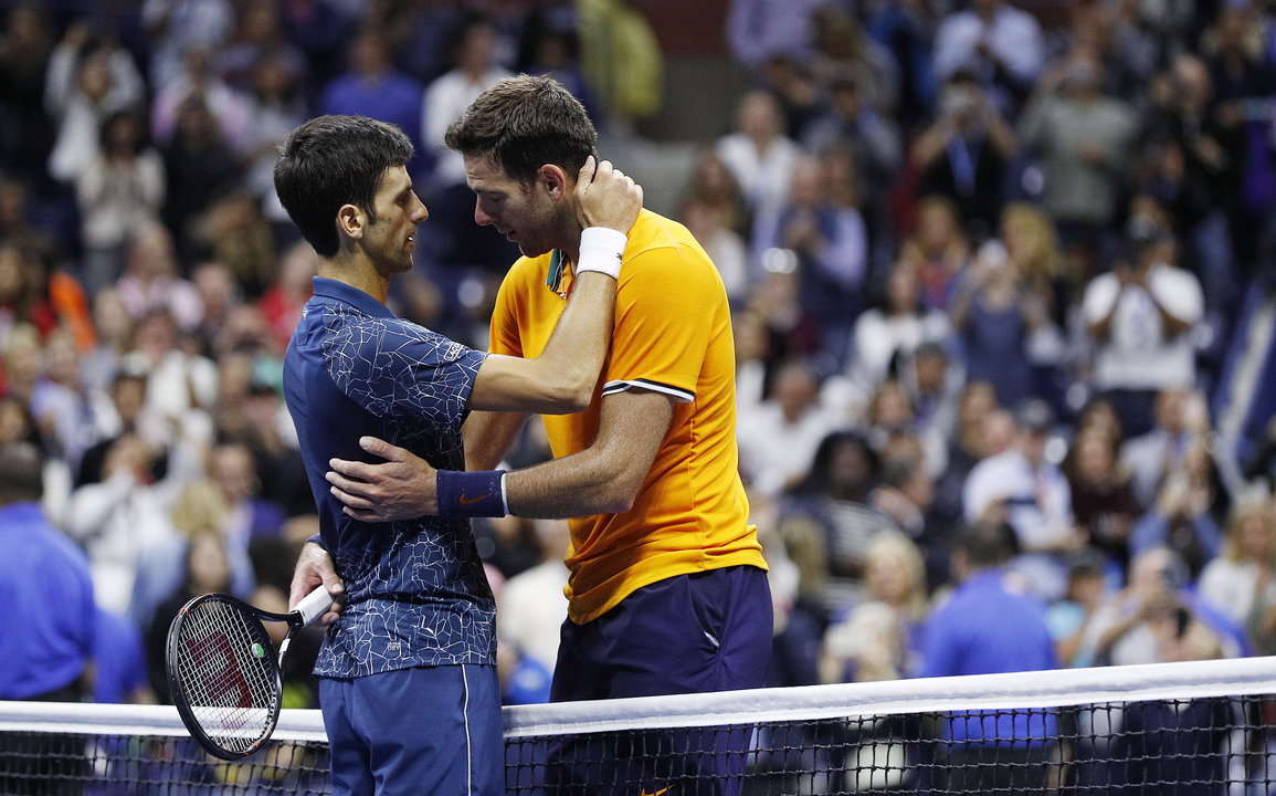 Djokovic consuela a Del Potro tras la final del Abierto de EE UU.