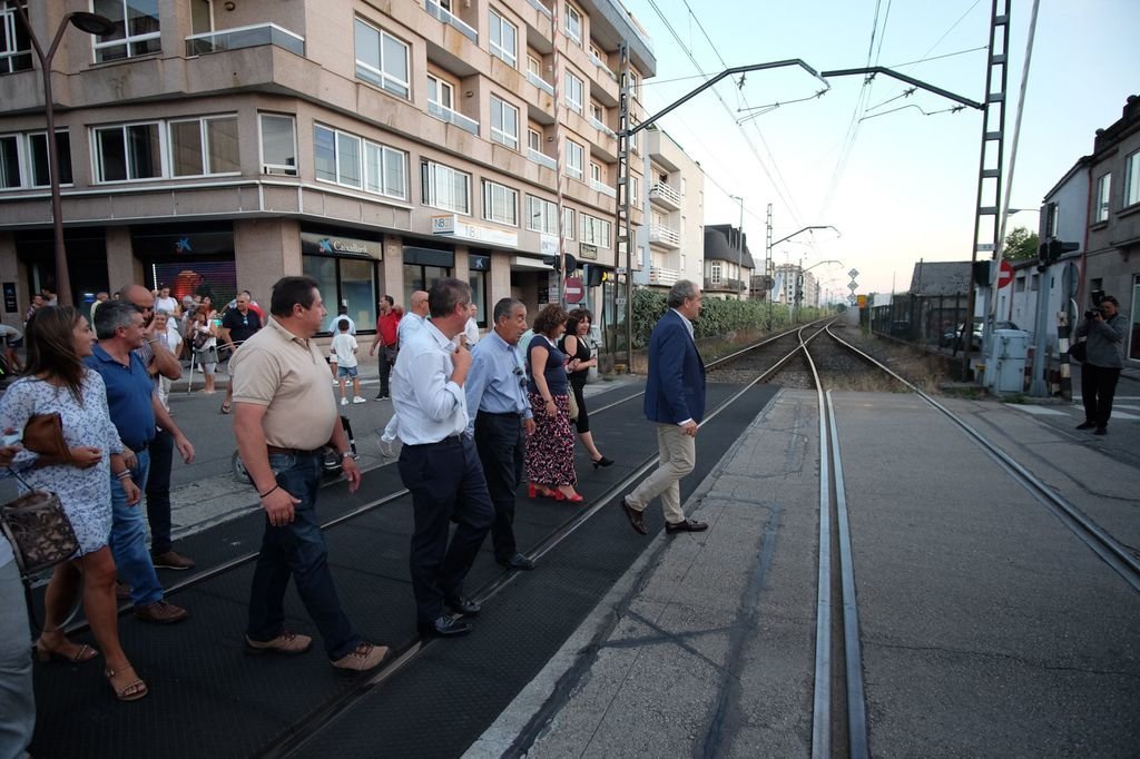 Cruzando ayer el paso a nivel para recordar el accidente del tren Vigo-Oporto.