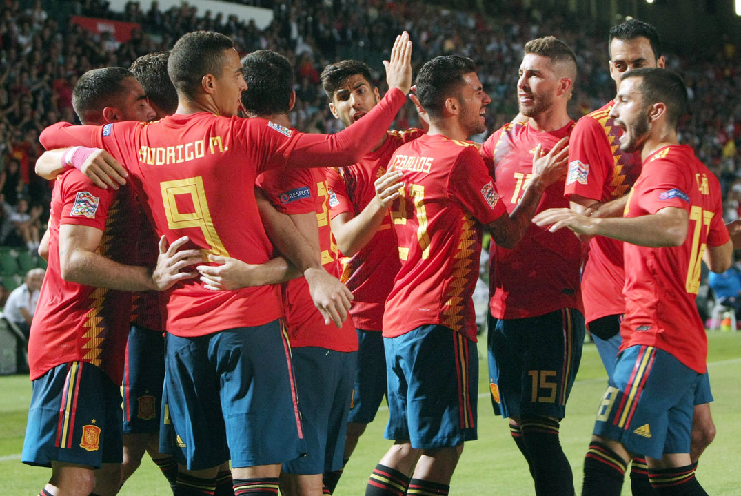 Los jugadores de la selección española celebran el primer gol del equipo