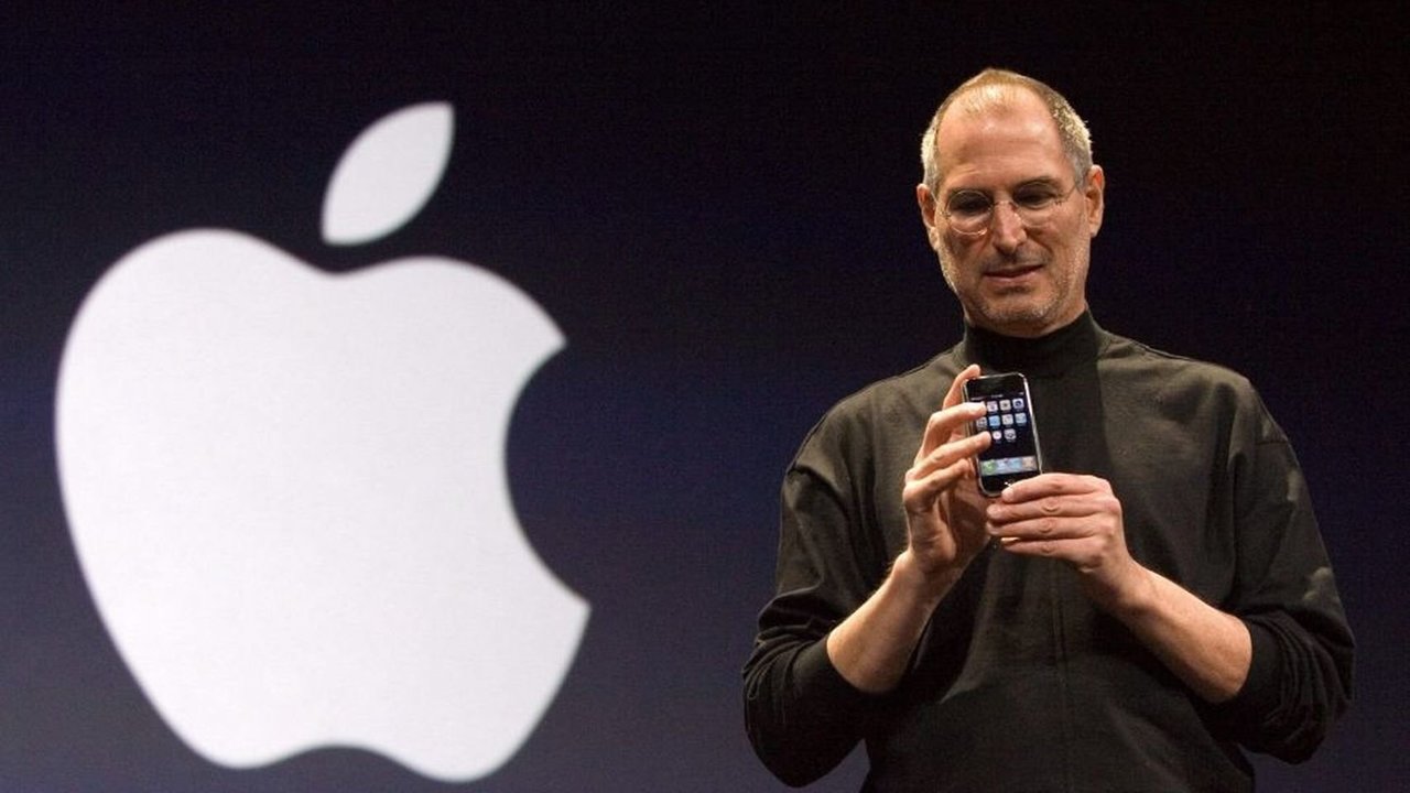 Steve Jobs, con uno de los iPhone de la multinacional estadounidense Apple.
