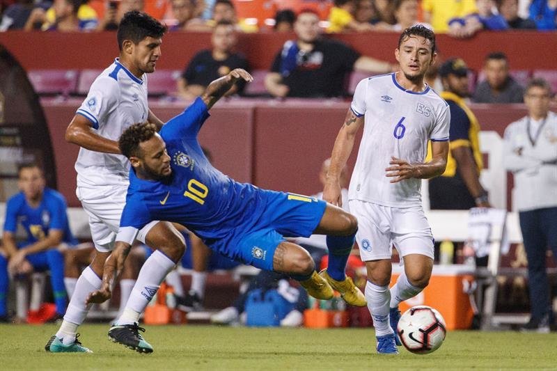 Neymar Jr. (c) de Brasil disputa un balón con Narciso Orellana (d) e Ibsen Castro de El Salvador