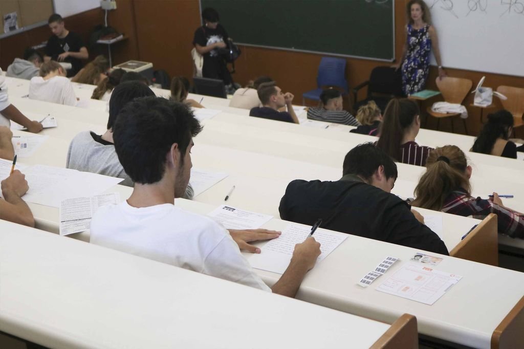 Los alumnos en una de las aulas habilitadas en la Facultad de Económicas y Empresariales.