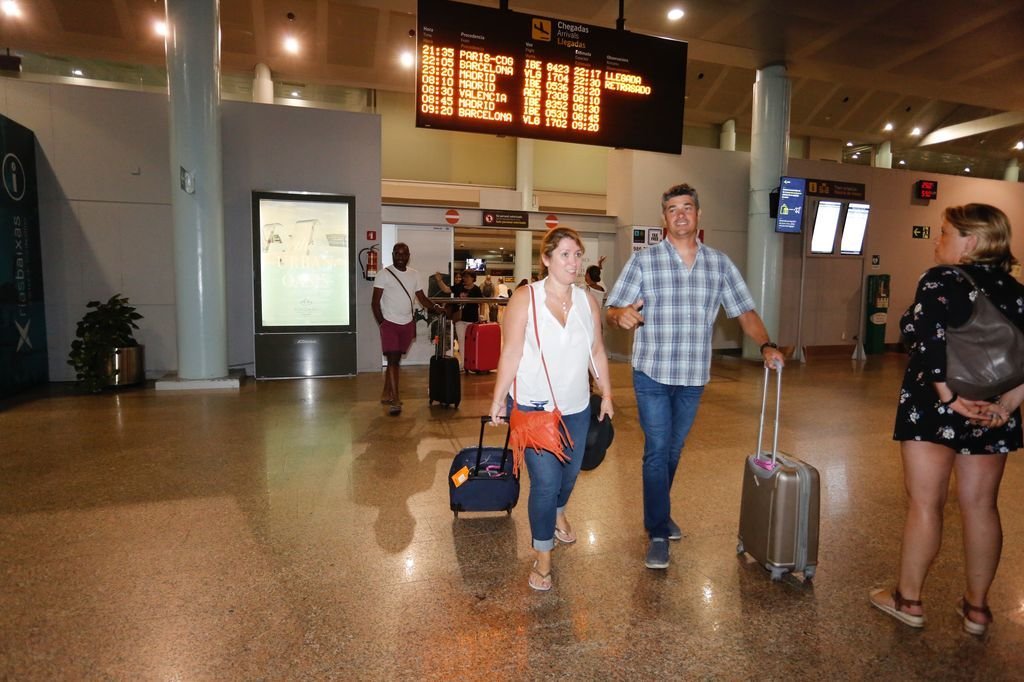 Viajeros en la terminal de Peinador el pasado agosto, donde se alcanzó la segunda mejor marca de la historia para el mes.
