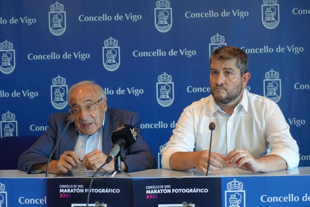 El edil de Cultura, Cayetano Rodríguez, y el presidente de Agrupación Fotográfica Gallega, Jesús Nieto.