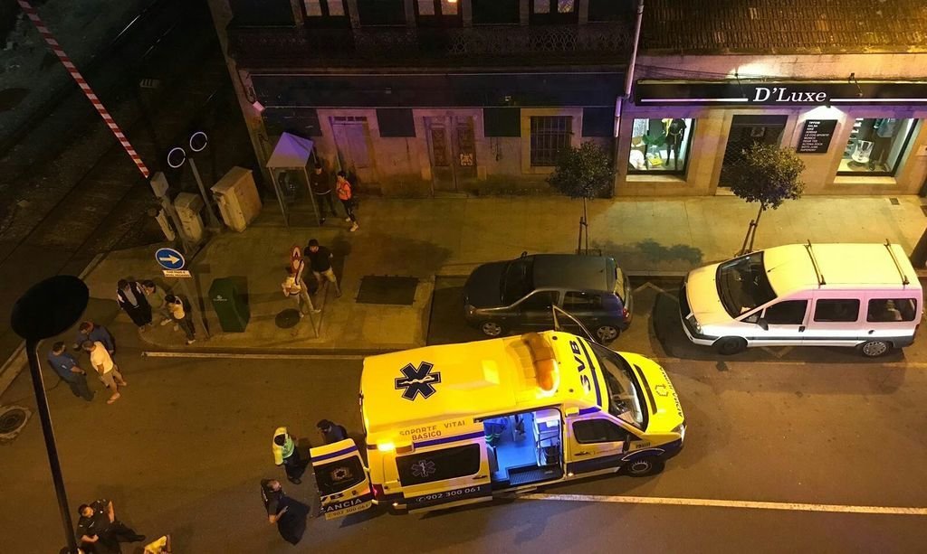Al lugar se trasladó una ambulancia para atender a la joven lesionada por el rebufo del tren.