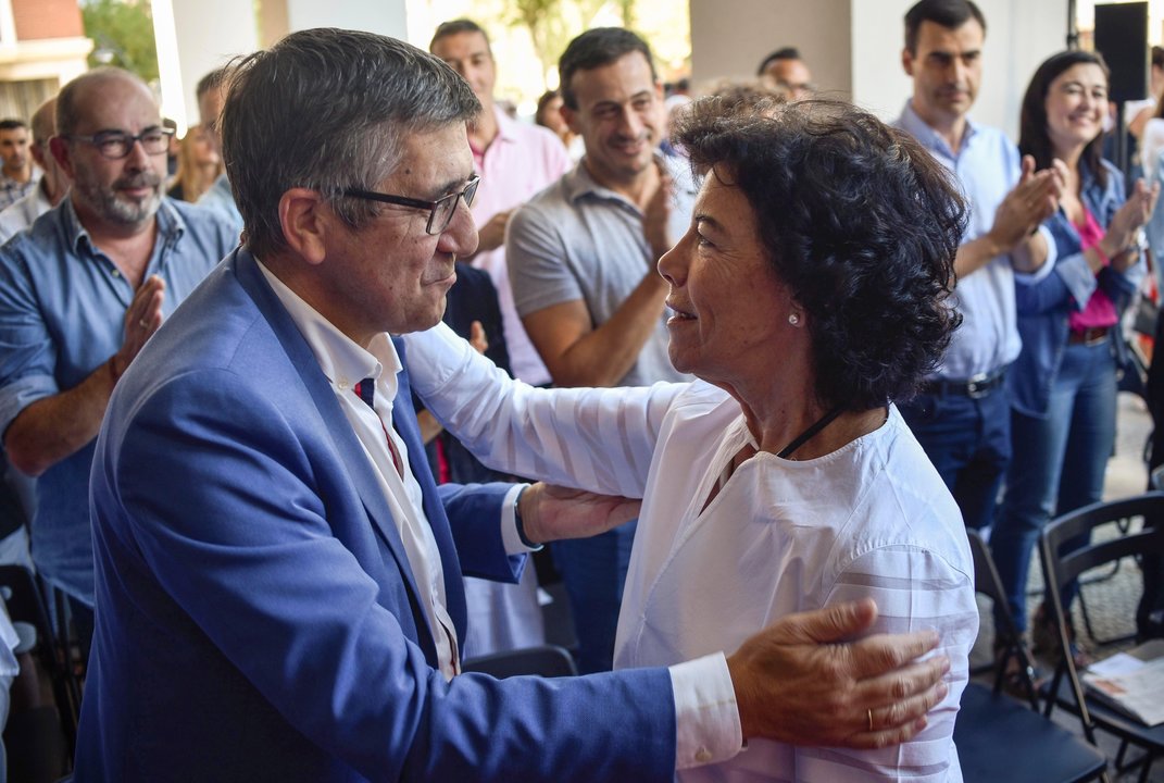 Isabel Celaá saluda al exlehendakari Patxi López, ayer en Bilbao.