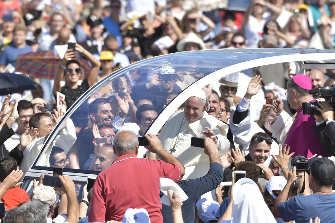 El papa, ayer durante su visita a la localidad italiana de Palermo.
