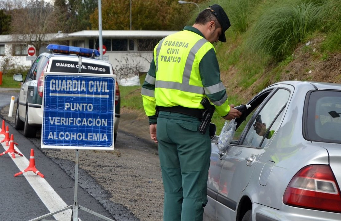Control de alcoholemia en una carretera gallega.