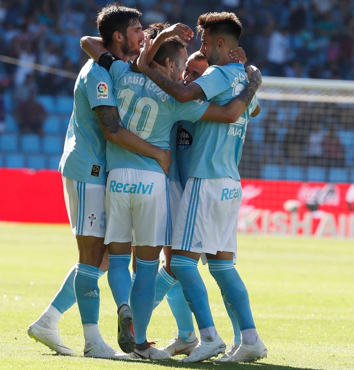Iago Aspas celebra con Okay Yokuslu, Brais Méndez y Lobotka uno de sus goles.