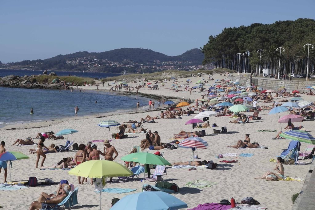 Cientos de bañistas no quisieron perderse el día de playa de ayer en Samil, con cerca de 26 grados de temperatura durante buena parte de la tarde.