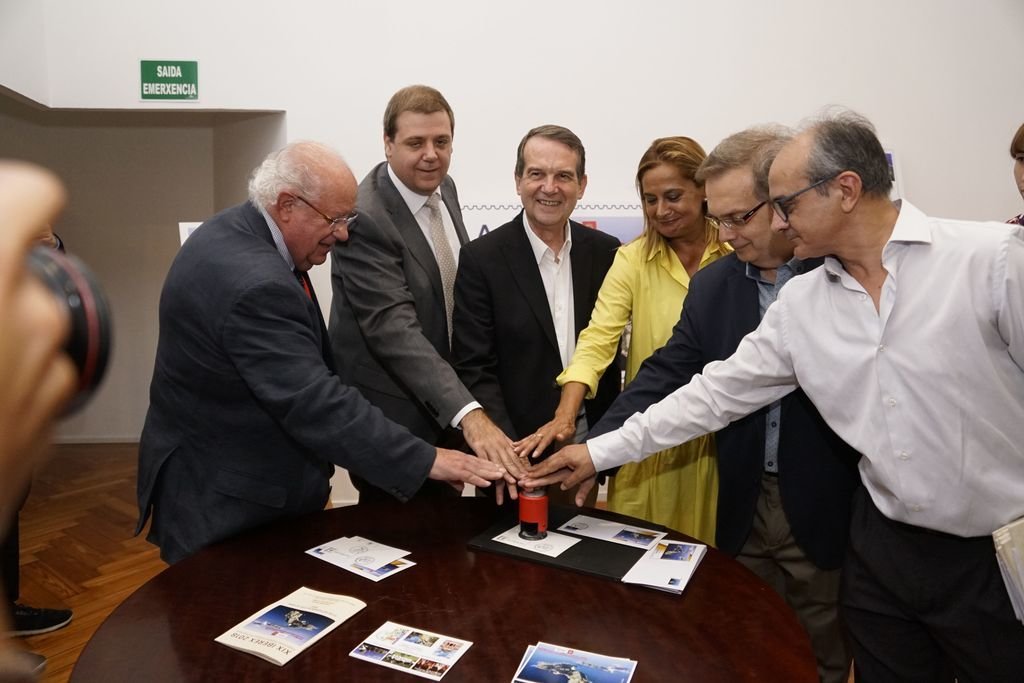 El presidente de Correos Juan Manuel Serrano, junto al alcalde y a Carmela Silva estrenó el sello con los miembros de la Asociación de Filatelia.
