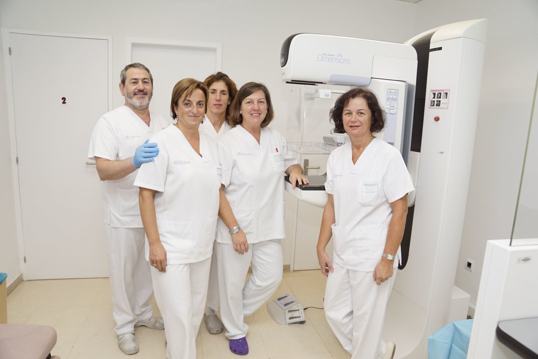 Santiago Ortiz, Rosa Dieguez, Fernanda Amoedo, Ana González y Rosa Sierra, con un mamógrafo.