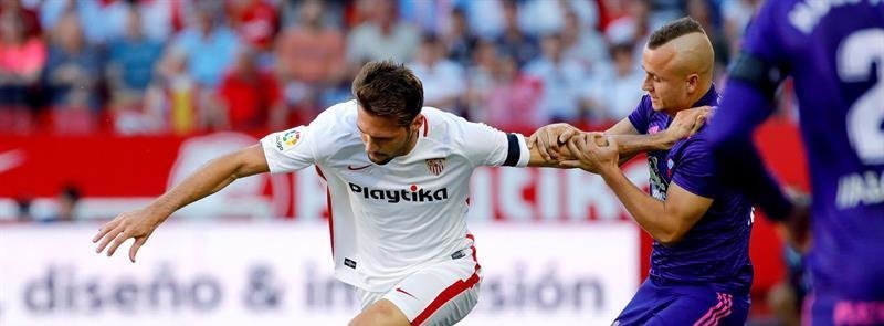 El centrocampista argentino del Sevilla Franco Vázquez (i) forcejea con el centrocampista eslovaco del Celta Stanislav Lobotka