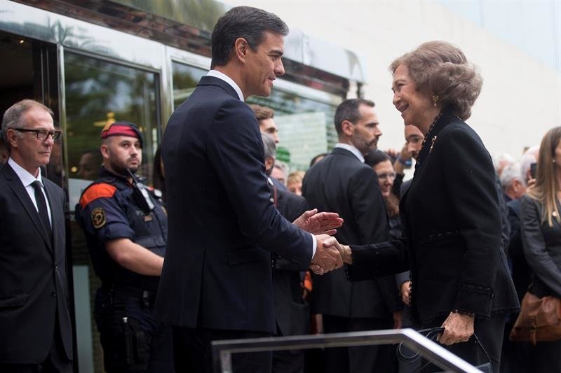 La reina Sofía saluda al presidente del Gobierno, Pedro Sánchez (c)