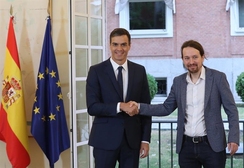 El presidente del Gobierno, Pedro Sánchez (izda), y el secretario general de Podemos, Pablo Iglesias, han firmado hoy en el Palacio de la Moncloa el acuerdo sobre el proyecto de ley de presupuestos