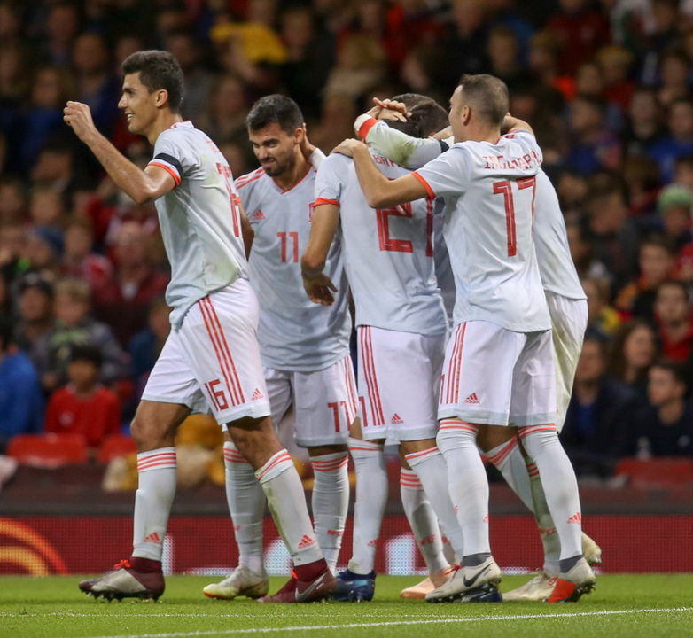El céltico Iago Aspas y el resto de compañeros felicitan a Marc Bartra tras anotar el bético el cuarto tanto de la selección española anoche en Cardiff.
