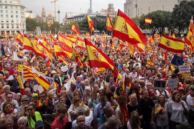 Miles de personas han participado hoy en el centro de Barcelona en una manifestación por la unidad de España