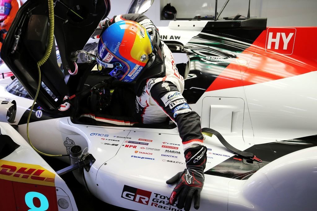Fernando Alonso sale del Toyota ayer en la ciudad de Fuji.