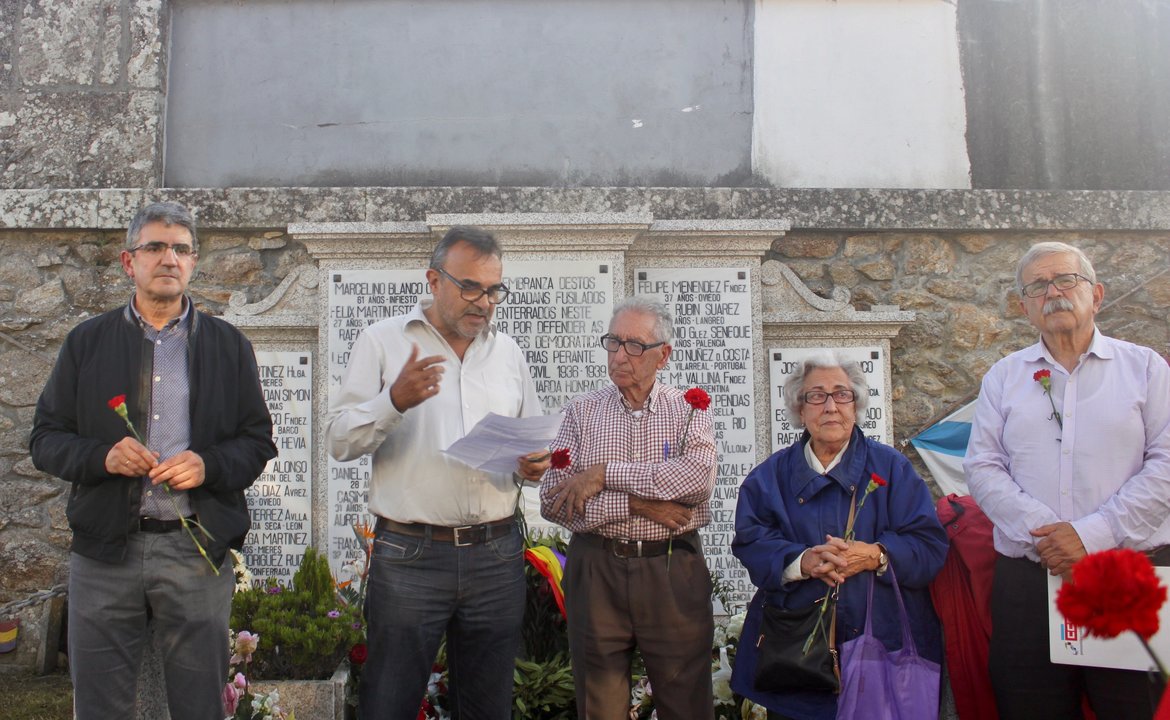 Un momento del homenaje a las víctimas del franquismo el pasado año en el cementerio de Sestás.