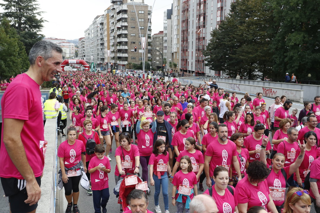 La Carrera Vigo contra el Cáncer reunió a unas 5.000 personas en la Avenida de Castelao.