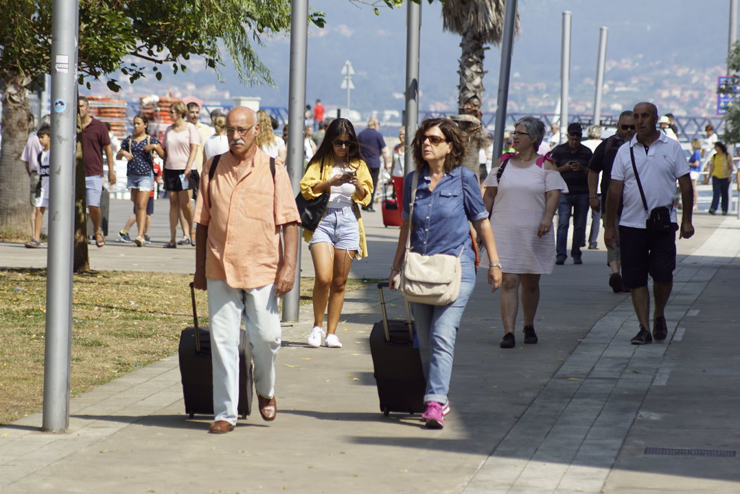 Turistas en el puerto vigués durante este verano.