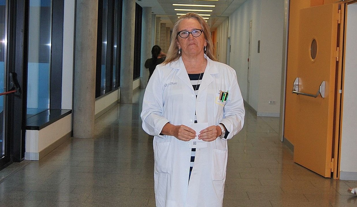 La uróloga autora de la tesis, Elena López-Díez, en el Hospital Álvaro Cunqueiro.